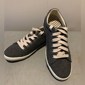 Taos women’s sneakers gray size 8